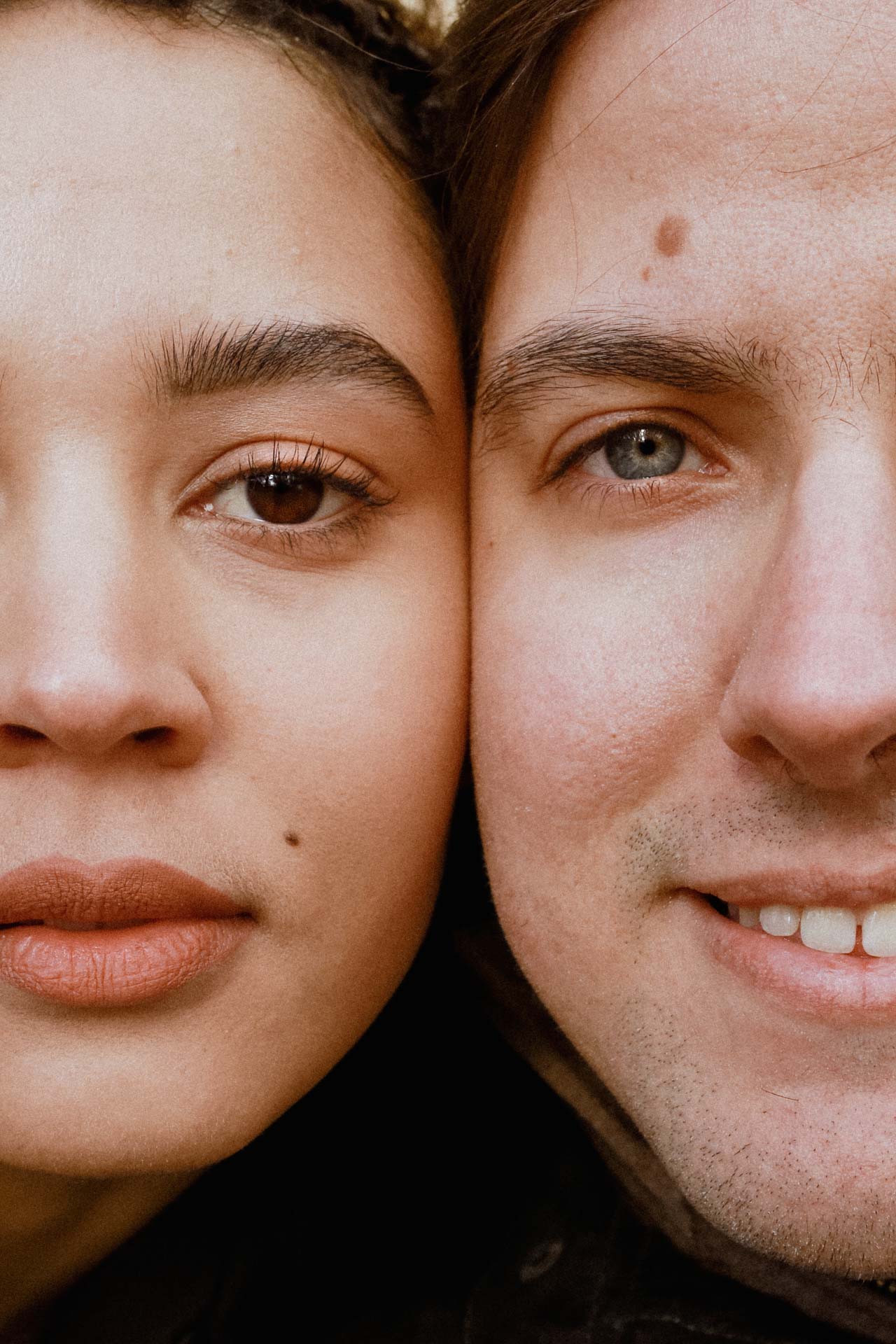 Eileen und Anton blicken Gesicht an Gesicht in die Kamera.